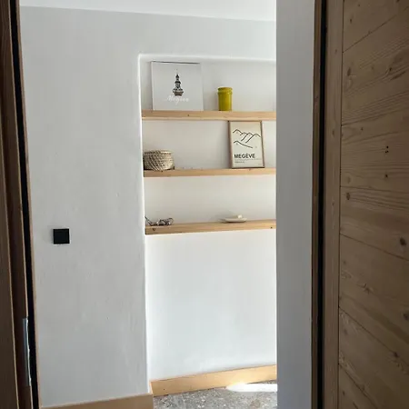 Huxa - 4 Pieces Centre Apartment